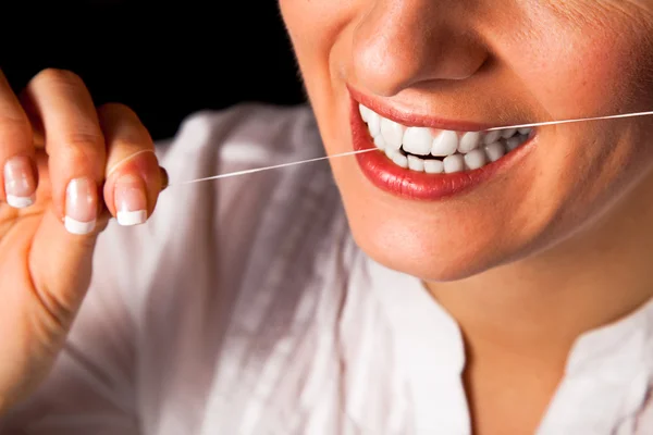 Здоровая женщина зубов крупным планом с зубной щеткой на черном фоне — стоковое фото