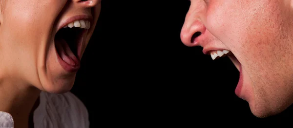 Schreeuwen vrouw een man mond close-up — Stockfoto