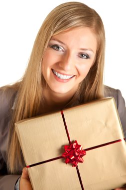 beyaz izole hediye kutuları ile resmi elbiseli sarışın beyaz kadın