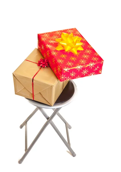 Новорічні подарункові коробки зі стрічками ізольовані на білому — стокове фото