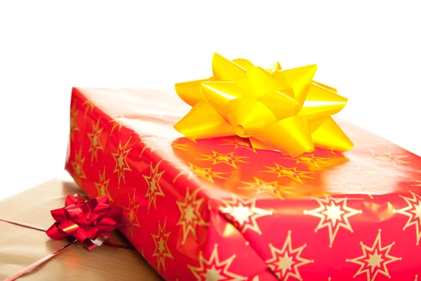 Cajas de regalos de Navidad con cintas aisladas en blanco — Foto de Stock