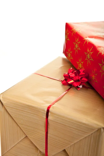 Confezioni regalo di Natale con nastri isolati su bianco — Foto Stock