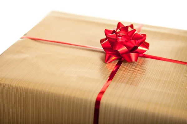 Karácsonyi ajándék doboz elszigetelt fehér szalaggal — Stock Fotó