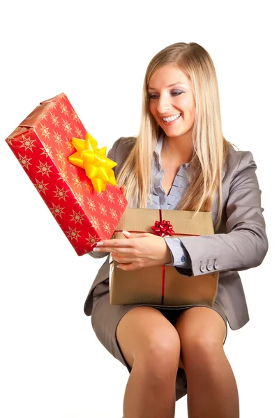 Mujer rubia caucásica en vestido formal con cajas de regalo aisladas en blanco —  Fotos de Stock