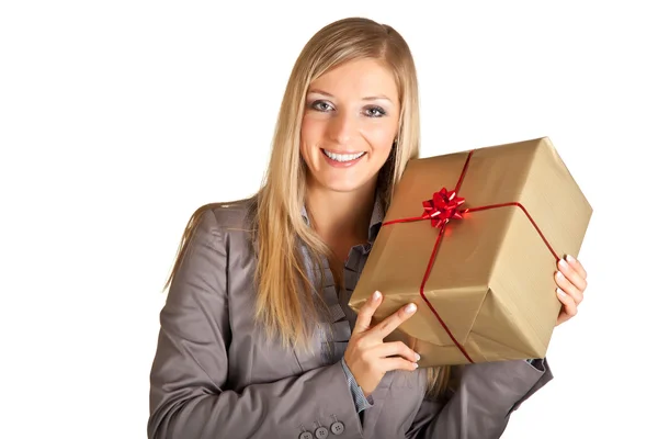 Ξανθιά γυναίκα καυκάσιος στο επίσημο ένδυμα με κουτιά δώρων που απομονώνονται σε λευκό — Φωτογραφία Αρχείου