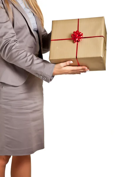 Mulher branca loira em vestido formal com caixas de presente isoladas em branco — Fotografia de Stock
