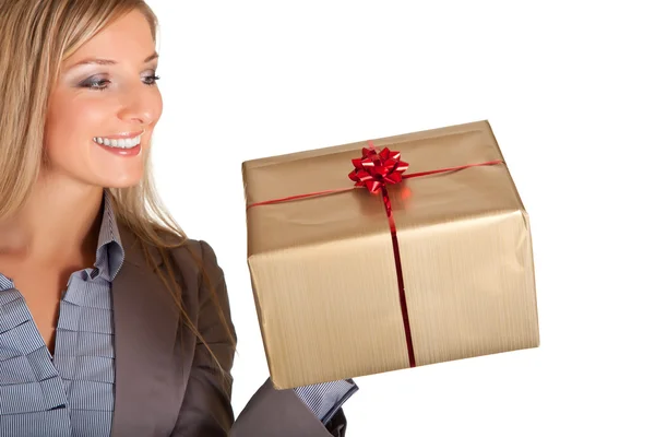 Блондинка біла жінка в офіційній сукні з подарунковими коробками ізольована на білому — стокове фото