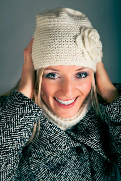 Портрет красивої блондинки в теплому одязі на синьому фоні — стокове фото
