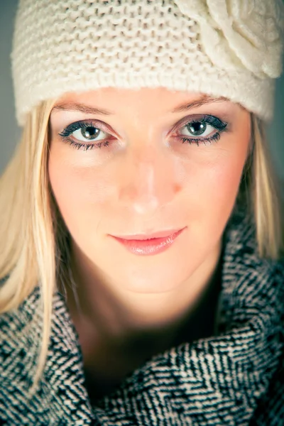 A meleg ruhát, a kék háttér gyönyörű szőke nő portréja — Stock Fotó