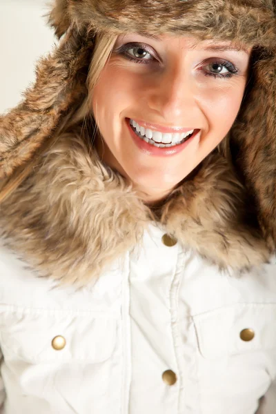 Mujer rubia caucásica en sombrero peludo y regalos de Navidad aislados en blanco —  Fotos de Stock