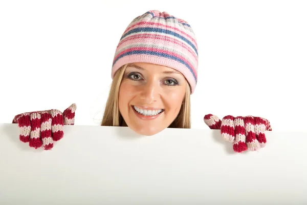 Mujer en sombrero colorido y guantes espiando desde detrás de la pizarra blanca aislado en —  Fotos de Stock