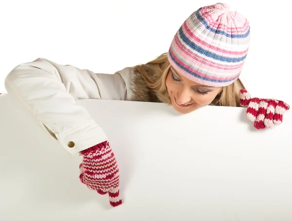 Женщина в красочных шляпе и перчатках подглядывая сзади доска изолированы на — стоковое фото