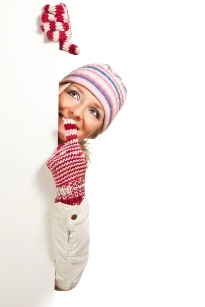 Mujer en sombrero colorido y guantes espiando desde detrás de la pizarra blanca aislado en —  Fotos de Stock