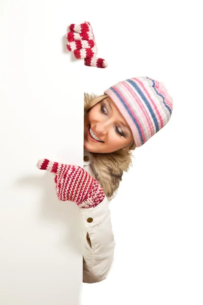 Жінка в барвистому капелюсі і рукавичках підглядає за дошкою ізольовано на — стокове фото