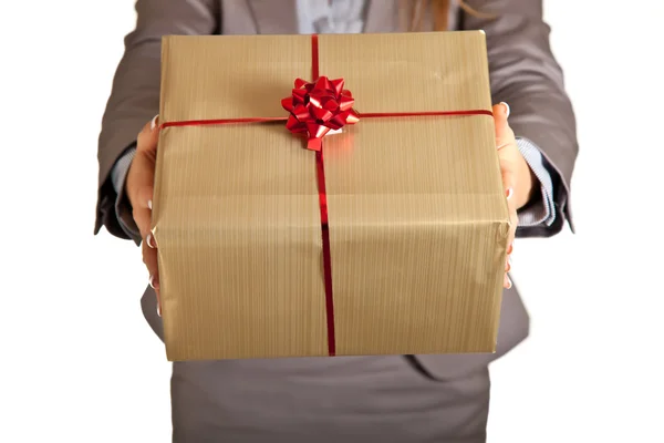 Donna caucasica bionda in abito formale con scatole regalo isolate su bianco Fotografia Stock