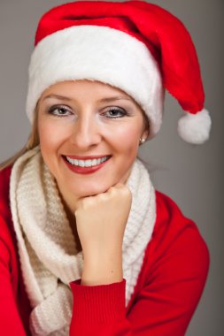 Noel Baba şapkası ile Noel kadında sunar