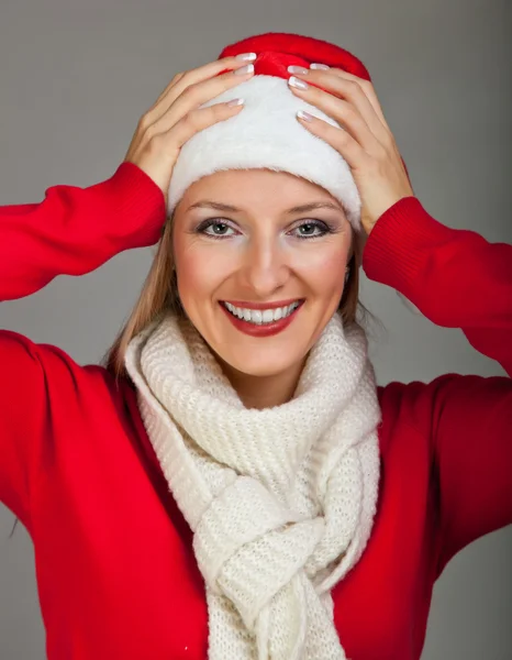 Donna in cappello di Babbo Natale con regali di Natale — Foto Stock