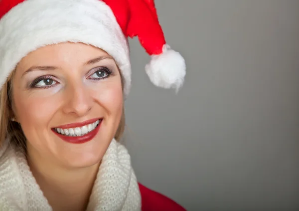 クリスマス サンタ帽子の女プレゼントします。 — ストック写真