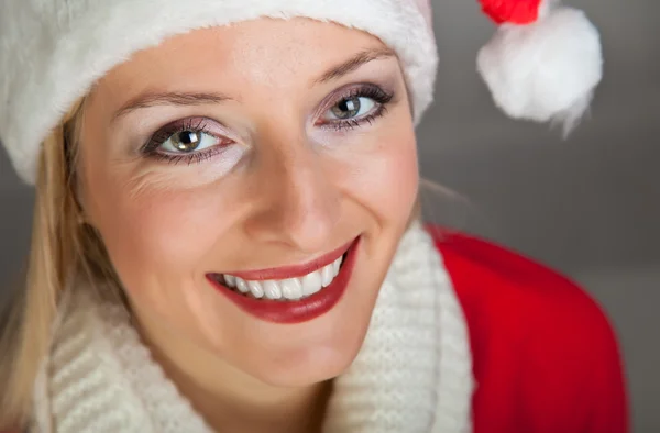 Femme en chapeau de Père Noël avec cadeaux de Noël — Photo