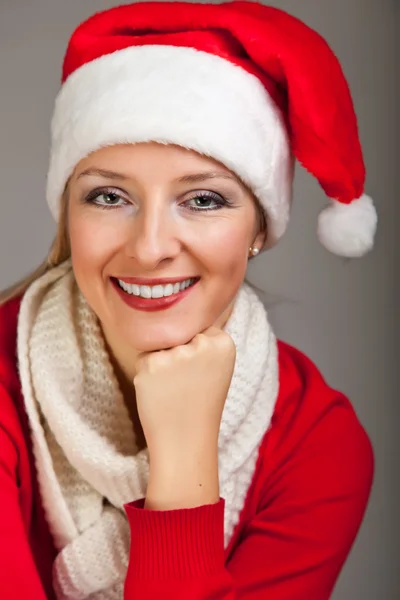 Femme en chapeau de Père Noël avec cadeaux de Noël — Photo