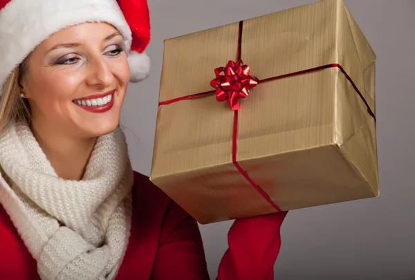 Woman in santa hat with christmas presents — Stock Photo, Image