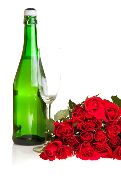 Τριαντάφυλλα του Αγίου Βαλεντίνου και σαμπάνια κρασί απομονωθεί σε λευκό — Φωτογραφία Αρχείου