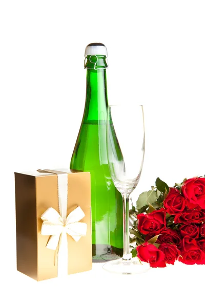 Розы на День Святого Валентина и шампанское вино изолированы на белом — стоковое фото