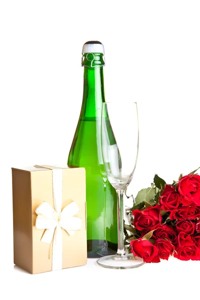 バレンタインのバラとシャンパン ワイン白で隔離 — ストック写真