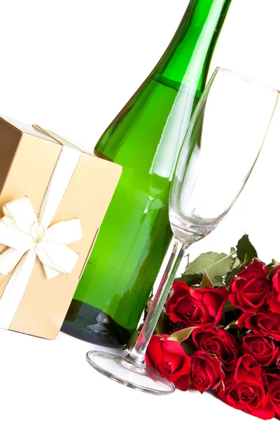 Walentynki róże i szampan wino na białym tle — Zdjęcie stockowe