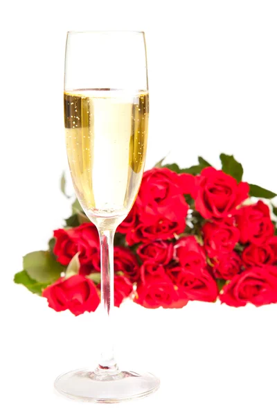 Dia dos Namorados rosas e vinho de champanhe isolado em branco — Fotografia de Stock