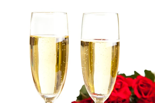 Rosas del día de San Valentín y vino de champán aislado en blanco — Foto de Stock