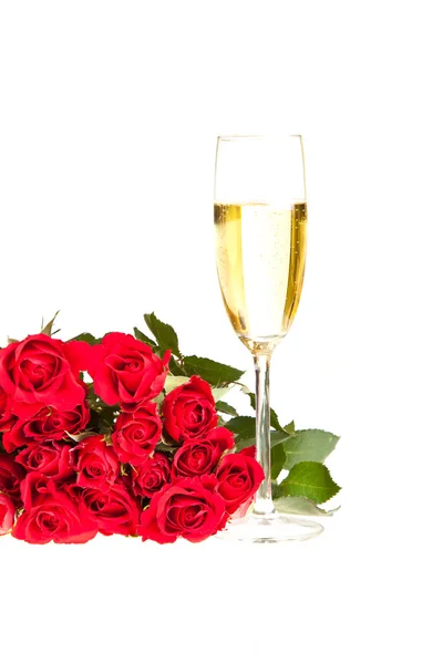 Rosas del día de San Valentín y vino de champán aislado en blanco —  Fotos de Stock