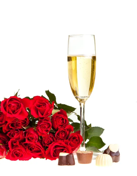 Valentýna růže a šampaňské víno izolovaných na bílém — Stock fotografie