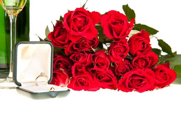 バレンタインの日にバラの婚約指輪は 白で隔離 — ストック写真