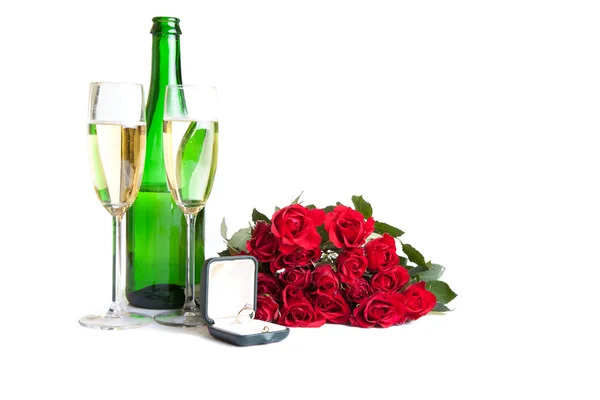 Ημέρα Του Αγίου Βαλεντίνου Δαχτυλίδια Αρραβώνων Τριαντάφυλλα Απομονωθεί Λευκό — Φωτογραφία Αρχείου