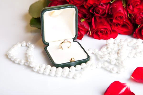 Valentýna růže zásnubní prsten — Stock fotografie