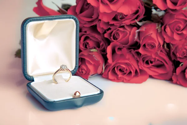 Pierścionek zaręczynowy róż Walentynki — Zdjęcie stockowe