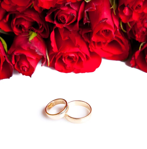 Dia dos Namorados rosas alianças de casamento — Fotografia de Stock