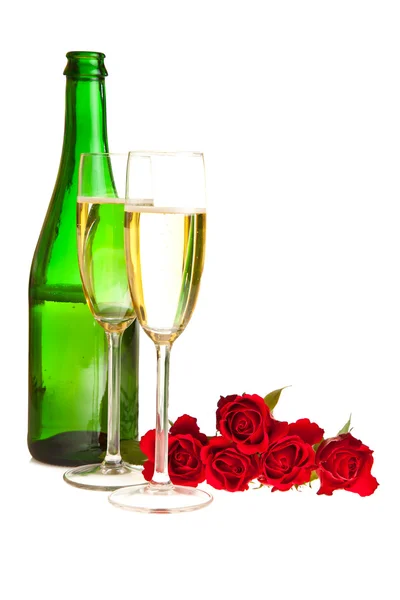 Dia dos Namorados rosas e vinho de champanhe isolado em branco — Fotografia de Stock