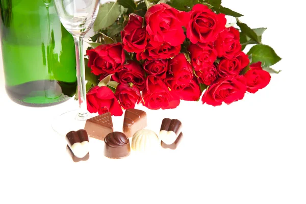 Rosas del día de San Valentín y vino de champán aislado en blanco Imágenes de stock libres de derechos