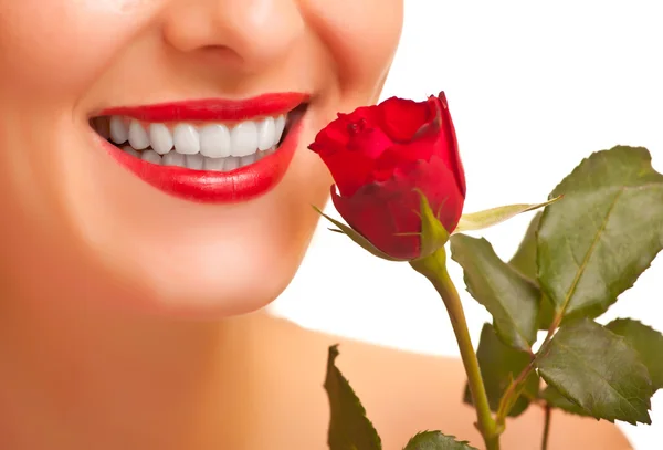 Belle Femme Caucasienne Avec Des Roses Rouges Sur Fond Blanc — Photo