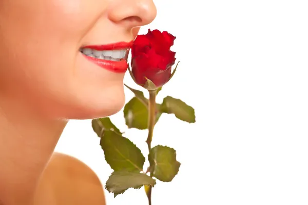 Piękne kaukaski kobieta z czerwonych róż na biały na białym tle backg — Zdjęcie stockowe