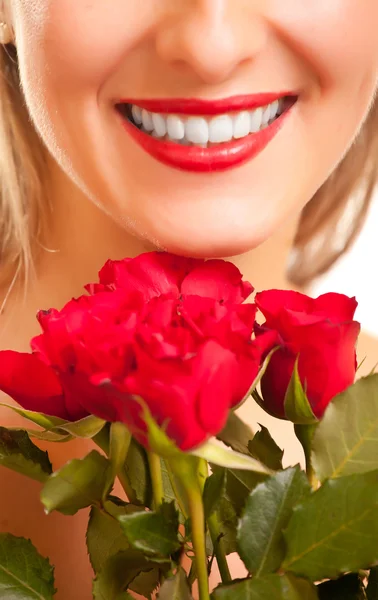 Belle Femme Caucasienne Avec Des Roses Rouges Sur Fond Blanc — Photo