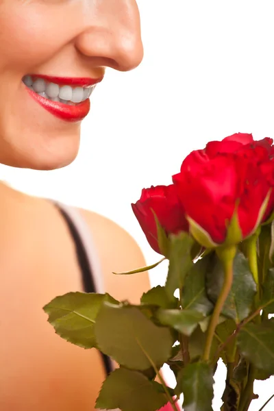 Hermosa mujer caucásica con rosas rojas en blanco backg aislado —  Fotos de Stock