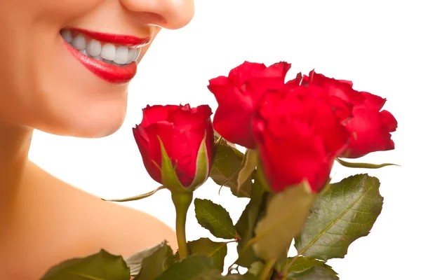 Όμορφη γυναίκα καυκάσιος με κόκκινα τριαντάφυλλα σε λευκό απομονωμένες backg — Φωτογραφία Αρχείου