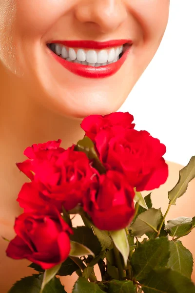 Krásná Kavkazský Žena Červenými Růžemi Bílém Pozadí Izolované — Stock fotografie