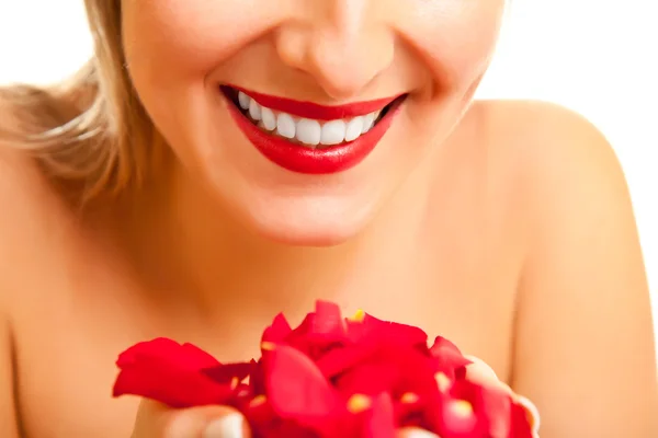 Schöne kaukasische Frau mit roten Rosen auf weißem isolierten Rücken — Stockfoto