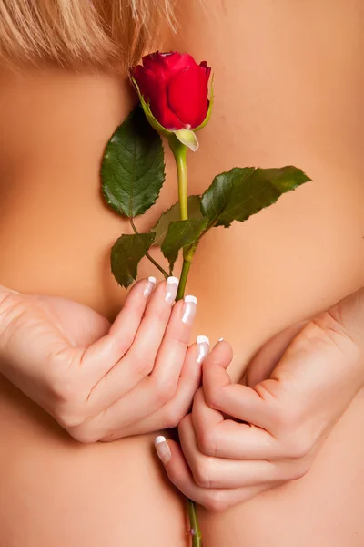 持有红玫瑰和裸体白种女人 — Φωτογραφία Αρχείου