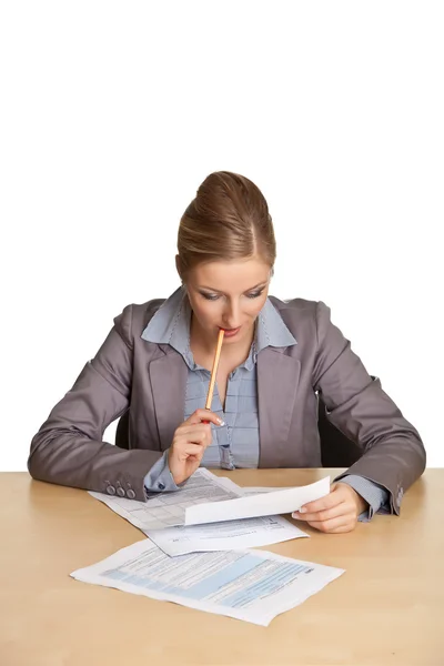 Frau im Anzug sitzt am Schreibtisch isoliert auf weiß — Stockfoto