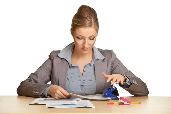 Kvinna i kostym som sitter vid skrivbordet isolerad på vit — Stockfoto